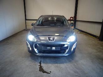 damaged commercial vehicles Peugeot 308 1.6 HDI 2013/4