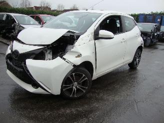 damaged passenger cars Toyota Aygo  2016/1