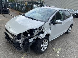 disassembly commercial vehicles Peugeot 208 1.2 Pure Tech Style  5 drs 2015/4