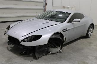 skadebil bromfiets Aston Martin V8 Vantage 2006/7