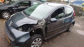 uszkodzony samochody ciężarowe Peugeot 107 2012 1.0 12v 1KRFE Grijs KTA onderdelen 2012/2