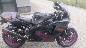 Yamaha YZF 750  picture 1